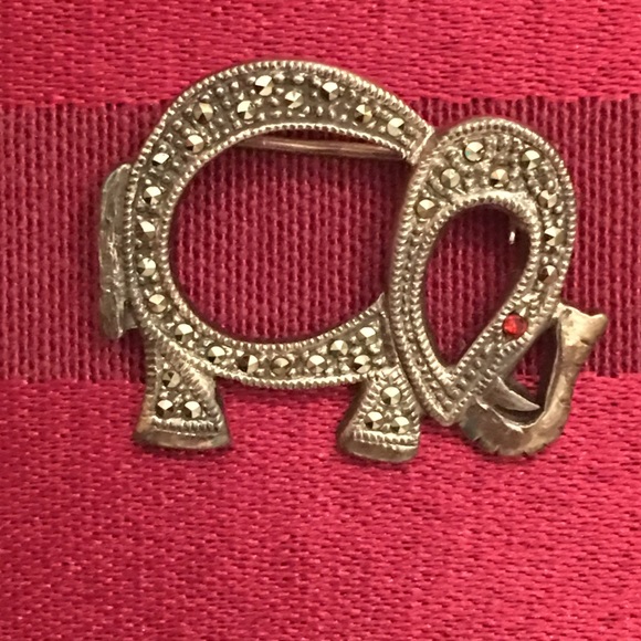VINTAGE Silver elephant Brooch - Picture 2 of 5
